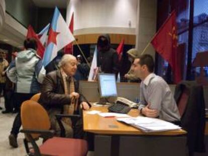 Un trabajador de un banco en Ourense informa a un cliente. EFE/Archivo