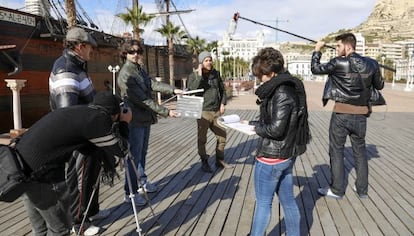Alumnos un t&iacute;tulo propio de la Escuela de Cine de Ciudad de la Luz realizando pr&aacute;cticas en Alicante.
