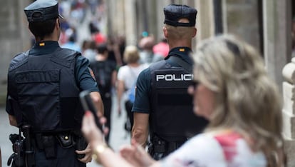 Dos agentes de la Policía Nacional patrullan por la calle.