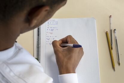 Abdel toma notas en la clase de matemáticas en la Escuela de Cuchillería. Aunque le interesan más las asignaturas de ciencias que de letras, las matemáticas son una de las materias que más le cuestan.