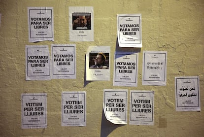 En la imagen, carteles a favor del referéndum en el barrio de Sants en Barcelona. En la aplicación del referéndum difundida por las autoridades ofrece un listado de todos los puntos de votación que están cerca de la ubicación GPS del móvil, así como un detalle de todos los colegios de Cataluña.