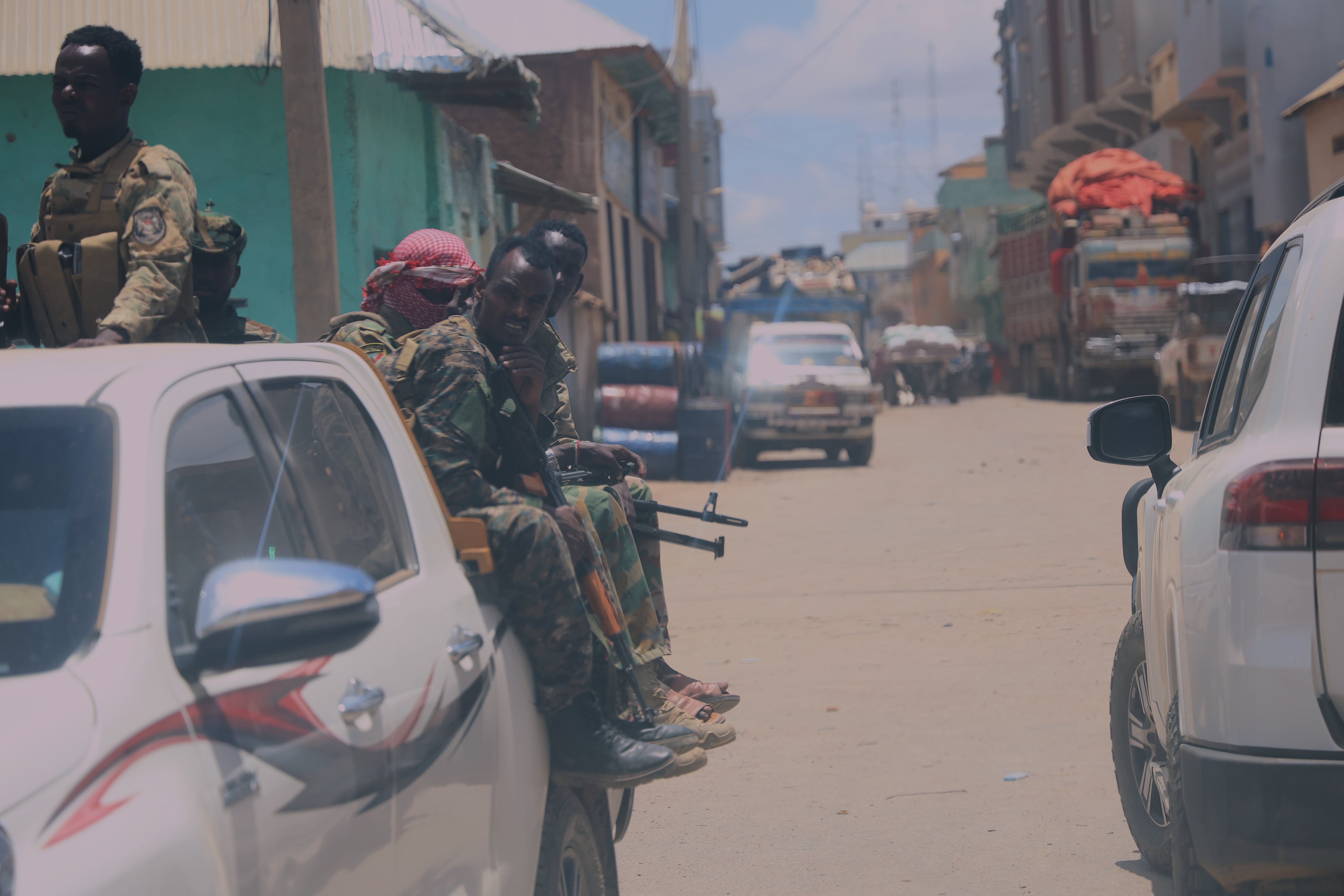 Hombres armados en una calle de Baidoa, donde una treintena de personas han muerto durante un ataque el 28 de septiembre.