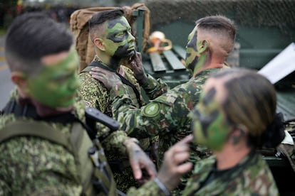 Soldados se aplican maquillaje de camuflaje previo al desfile en Bogotá