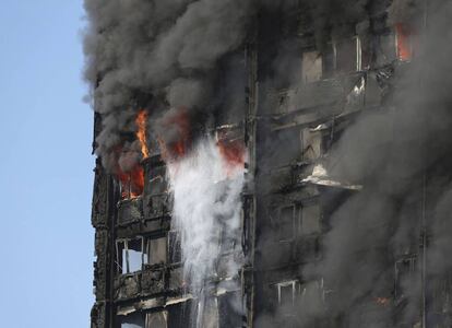 El humo y las llamas rodean la estructura de la Torre Grenfell durante el incendio, en Londres.