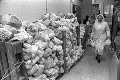 Una religiosa lleva bolsas de comida a un almacén de Banco de Alimentos en Madrid.
