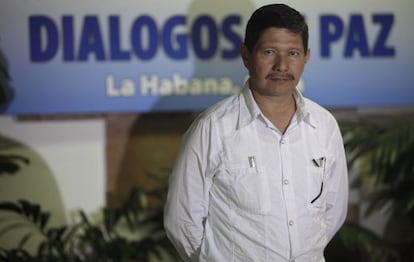 El guerrillero de las FARC,Fabián Ramírez, en la mesa de negociación en Cuba