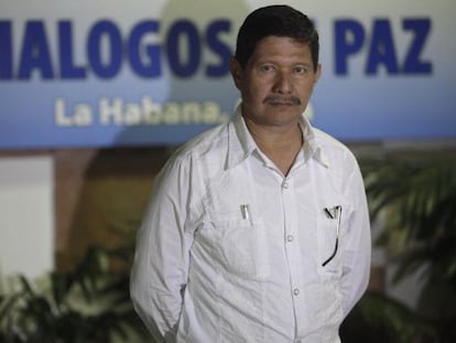 O guerrilheiro das FARC,Fabián Ramírez, na mesa de negociação.