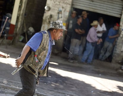 Un vigilante ciudadano después de un tiroteo en una calle de Parácuaro en el estado de Michoacán (México), 4 de enero de 2014.