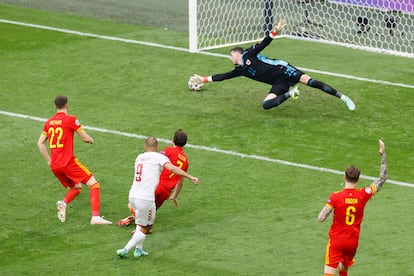 Braithwaite consigue el cuarto gol de Dinamarca ante Gales.