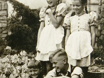 La señora Höss cuidaba un rosal