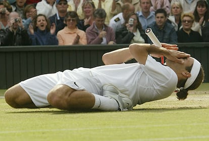 El tenista suiza se lamenta tras fallar un tanto frente a Andy Roddick, en la final de Wimbledon de 2004. 
