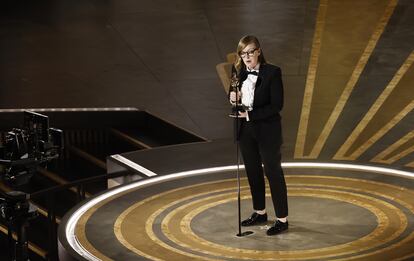 Sarah Polley, durante su discurso tras ganar el premio a mejor guión adaptado por 'Ellas hablan', basado en la novela de la escritora canadiense Miriam Toews, publicada en 2018.