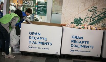 Contenedores para almacenar los alimentos recogidos en El Gran Recapte.