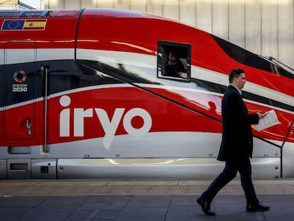 Uno de los trenes de alta velocidad de Iryo en la estación de alta velocidad de Valencia.