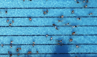 Bañistas en una piscina en un caluroso día de verano en Haltern, Alemania.