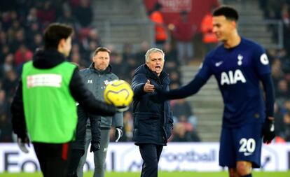 Mourinho protesta mientras un recogepelotas entrega el balón a Dele Alli.