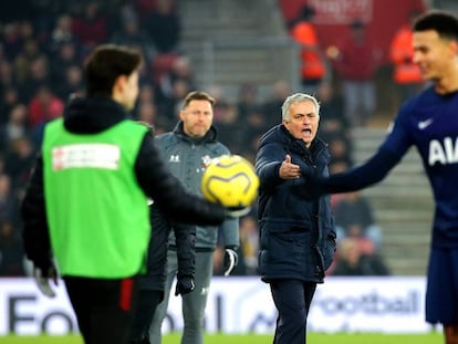 Mourinho protesta mientras un recogepelotas entrega el balón a Dele Alli.