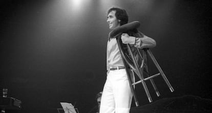 Serrat en el Palacio de los Deportes de Madrid en 1983.