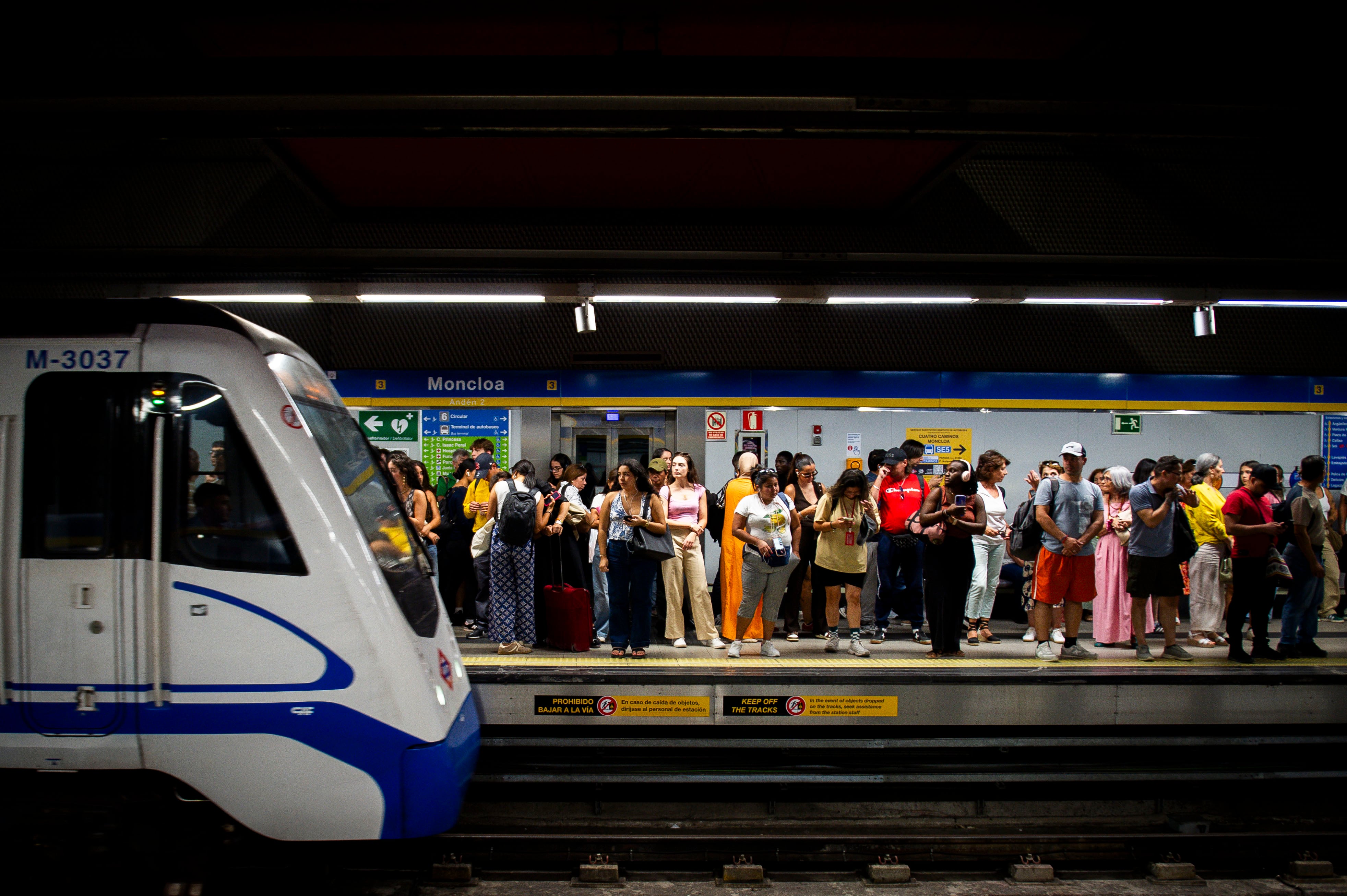 Gran afluencia de gente en la estación de Metro de Moncloa por el cierre del arco este de la línea 6, el 9 de septiembre.
