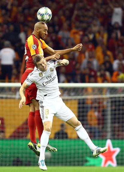 Toni Kroos y Steven Nzonzi luchan por el balón. 