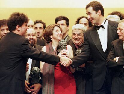 30 de enero de 2000. Don Felipe felicita al director de cine Pedro Almodóvar tras ser galardonado como Mejor Director y Mejor Película por 'Todo sobre mi madre', en la ceremonia de los Premios Goya.