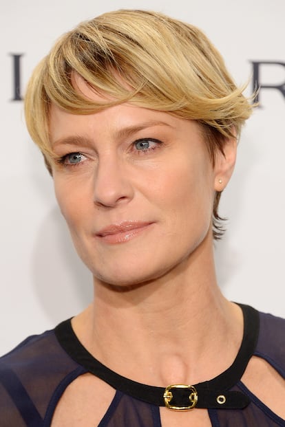  

	Con puntas hacia fuera. Robin Wright peina su flequillo sacando ligeramente las puntas hacia fuera.