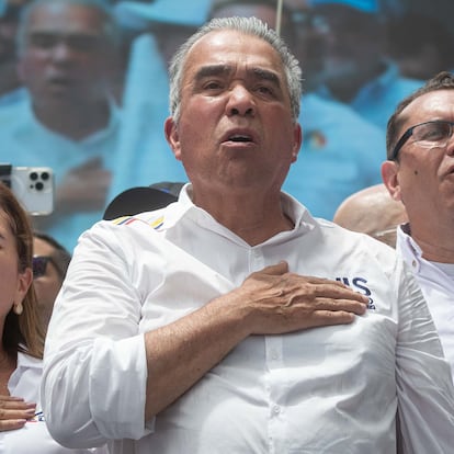 AME4560. CARACAS (VENEZUELA), 24/07/2024.- El candidato a la Presidencia de Venezuela, Luis Eduardo Martínez (c), canta el himno nacional durante su cierre de campaña este miércoles, en una zona de Petare en Caracas (Venezuela). Martínez llamó a votar en las elecciones de este 28 de julio en paz y por un cambio en Venezuela. EFE/ Ronald Peña R.