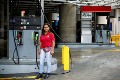 “Este trabajo es supuestamente de hombres porque trabajas en la calle, es sucio, y siempre hay un fuerte olor a gasolina”, dice Yanis Reina, una venezolana de 30 años que trabaja en una estación de servicio. “Los pantalones del uniforme son de hombre, así que los cambié, pero adoro mi trabajo. Los clientes son como mi familia”. Las mujeres en Venezuela han ido perdiendo fuerza en el Parlamento, según el último informe del Foro Económico mundial. Actualmente, el país ocupa el puesto 74 de 144, según el Índice Global de la Brecha de Género.