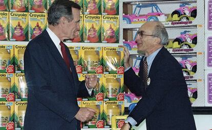 El presidente George H. Bush, junto Charles Lazarus, en una foto de 1992.