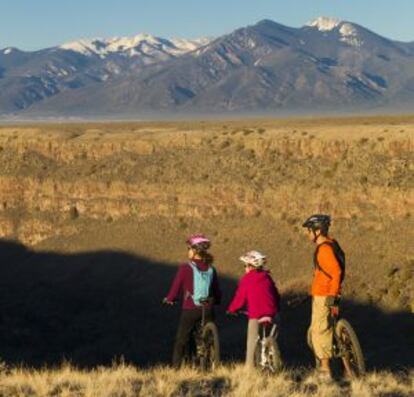 Ruta ciclista en familia en Taos, Nuevo México (EE UU).