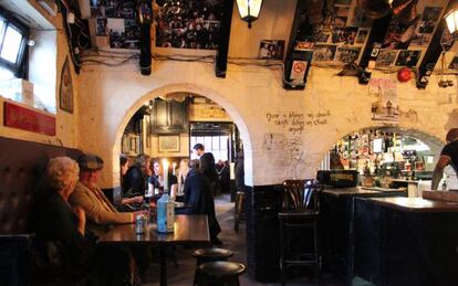 Interior del 'pub' Kelly’s Cellars, en el centro de Belfast.