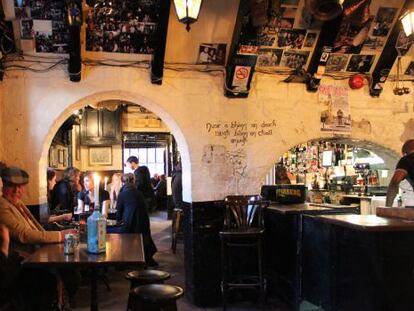 Interior del &#039;pub&#039; Kelly&rsquo;s Cellars, en el centro de Belfast. 