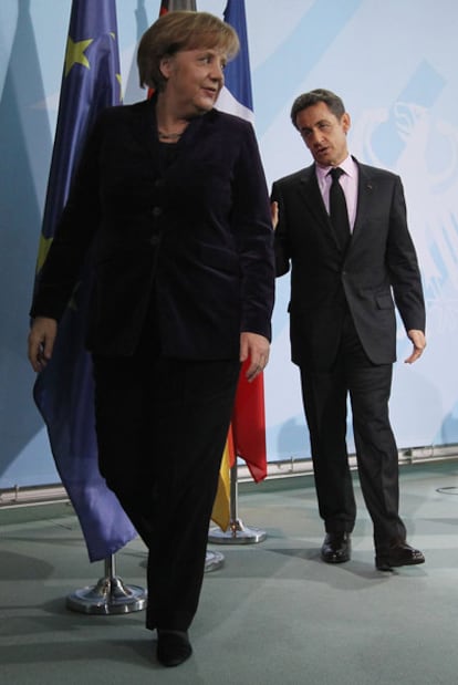 Angela Merkel y Nicolas Sarkozy, tras una conferencia de prensa en Berlín.