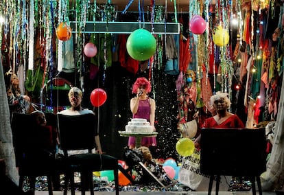 La compañía colombiana Mapa Teatro representa en 'Los incontados. Un tríptico': tres celebraciones, públicas o privadas, que componen un reatrato familiar de la violencia, la revolución y el narcotráfico.
