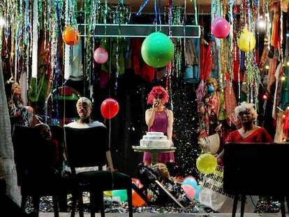 La compañía colombiana Mapa Teatro representa en 'Los incontados. Un tríptico': tres celebraciones, públicas o privadas, que componen un reatrato familiar de la violencia, la revolución y el narcotráfico.