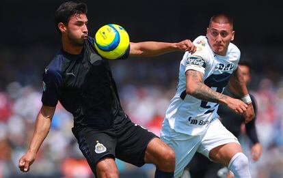 Alanís protege el balón ante la marca de Castillo.