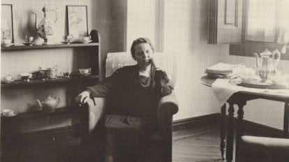 Zenobia Camprubí, en el comedor de su casa de Madrid.