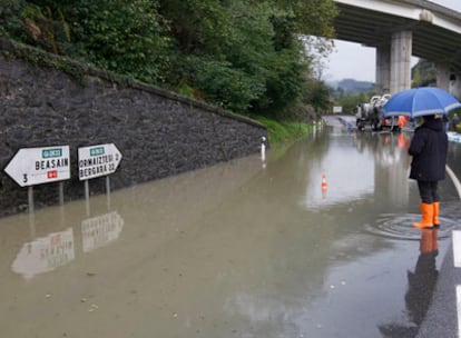 Una balsa de agua ocasiona problemas de tráfico en la carretera que va de Ormaiztegi a Beasain.
