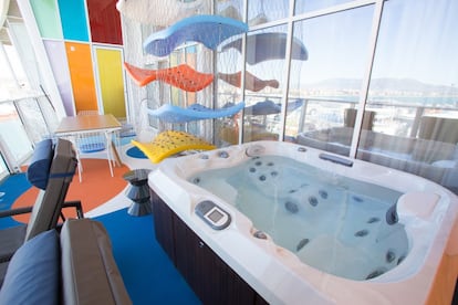 La terraza de la 'suite' del barco, además de hamacas, tiene un jacuzzi privado para sus ocupantes.