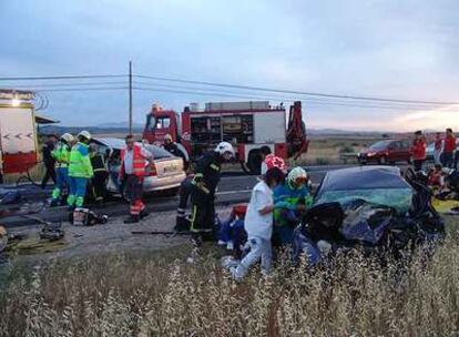 Trabajadores de los servicios de emergencias atienden a las víctimas poco después del accidente.