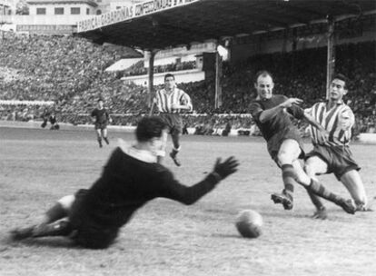 César consigue batir a Pazos en un partido del Barcelona contra el Atlético de Madrid en el hoy desaparecido estadio Metropolitano.