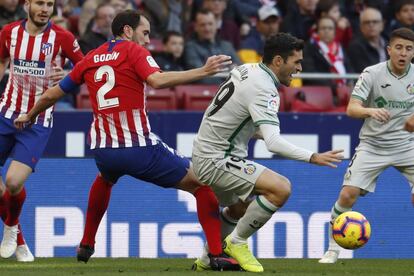 Godín (i) y Jorge Molina, en una acción del partido.