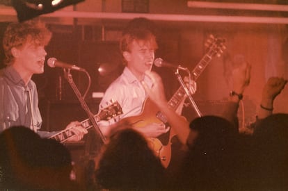 Antonio Vega y Nacho García Vega, en una sala de conciertos. 