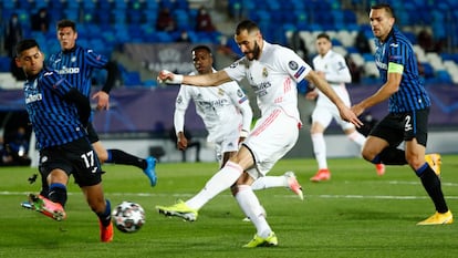 Disparo de Benzema durante el partido.