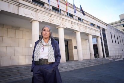 Claudia Lázaro, profesora de Matemáticas y docente del máster de profesorado, ante el paraninfo de la Universidad de Cantabria.