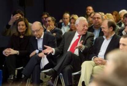 (De izq a dcha) La ministra de Empleo, Fátima Báñez, el ministro de Hacienda, Cristóbal Montoro, el ministro de Asuntos Exteriores, José Manuel García-Margallo, y el presidente del Senado, Pío García Escudero, durante la clausura de la reunión interparlamentaria del Partido Popular. EFE/Archivo