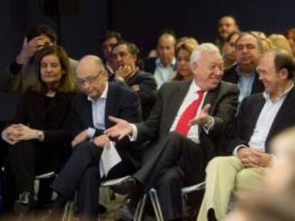 (De izq a dcha) La ministra de Empleo, Fátima Báñez, el ministro de Hacienda, Cristóbal Montoro, el ministro de Asuntos Exteriores, José Manuel García-Margallo, y el presidente del Senado, Pío García Escudero, durante la clausura de la reunión interparlamentaria del Partido Popular. EFE/Archivo