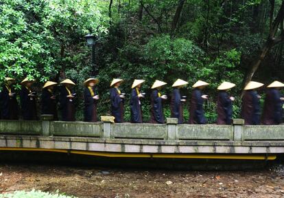 Los monjes participan en una caminata tradicional en Hangzhou (China).