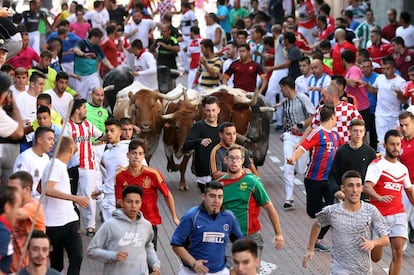 Un grupo de mozos corre delante de los toros de la ganadería Peña de Francia durante el cuarto encierro de San Sebastián de los Reyes, Madrid (España), en el que han participado 1.400 corredores con una duración de 3 minutos y 23 segundos, y que ha concluido con 15 heridos por caídas y pisadas de los toros.