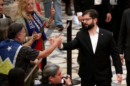 Gabriel Boric, saluda la gente al arribar al segundo día del velatorio del expresidente uruguayo. 